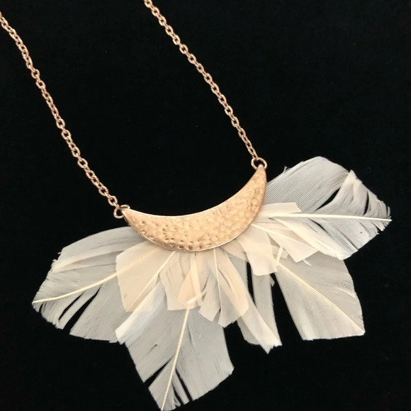 Gold Tone Long Chain Cream Feather Necklace Hammered Boho Fashion Jewelry 32” - Picture 3 of 4